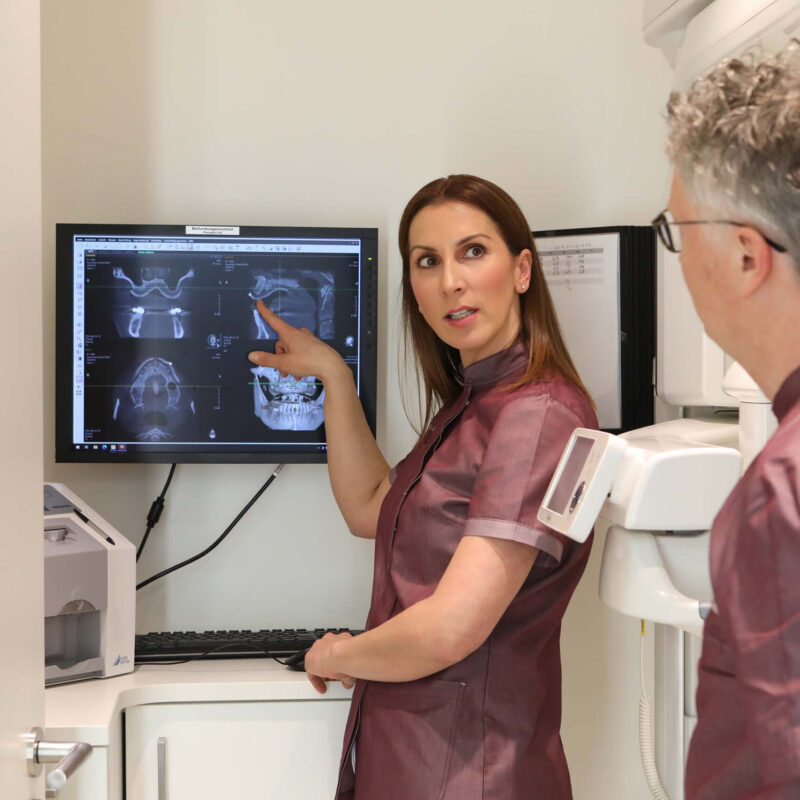 Zahnaerzte_am_Augustaplatz_Chirurgie_Kachel